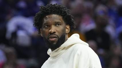 El entrenador de los Philadelphia 76ers habla con Joel Embiid antes del partido contra los Pacers.