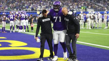 Los Vikings brindan información actualizada sobre la lesión de Christian Darrisaw.