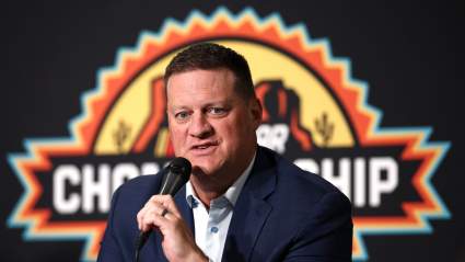 El presidente de NASCAR, Steve O'Donnell, revela un tenso enfrentamiento que casi termina en pelea con Kevin Harvick en la reunión de pilotos.
