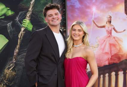 La bailarina profesional de 'DWTS', Rylee Arnold, y su novio, el ala cerrada de BYU, Walker Lyons, llevan su relación al siguiente nivel.