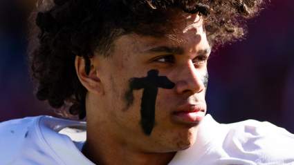 Los Rams realizan un movimiento sorprendente al fichar a un receptor abierto de 2200 yardas que ha generado opiniones encontradas.