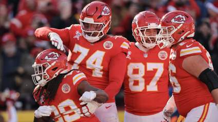 El exlanzador titular de los Chiefs, que generó mucha controversia, finalmente encuentra equipo en la agencia libre.