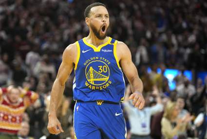 Steph Curry abandona el partido de repesca de los Warriors por una posible lesión.