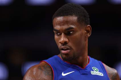 Jalen Duren de los Pistons no logra responder al desafío de Carmelo Anthony.