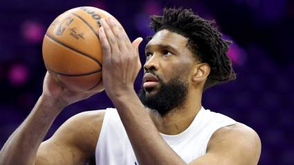 La leyenda de la NCAA, Jay Wright, envía un mensaje a Joel Embiid de los 76ers.