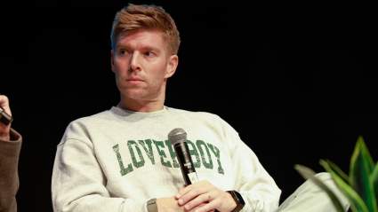 Kyle Cooke reacciona al romance entre Amanda Batula y West Wilson, tras semanas de negaciones.