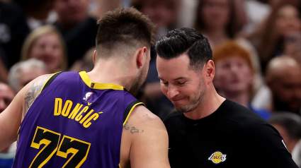 El entrenador de los Lakers, JJ Redick, ofrece información actualizada sobre Luka Doncic y Austin Reaves.