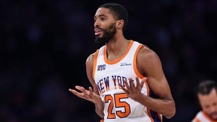 Mikal Bridges, de los Knicks, reacciona tras ser enviado al banquillo en la derrota del tercer partido contra los Hawks.