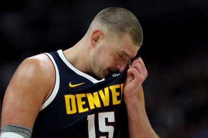 Nikola Jokic se muestra frustrado al hablar de la pelea entre los Nuggets y los Timberwolves.
