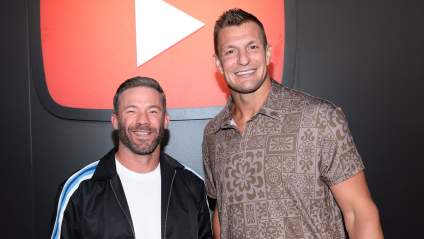 Rob Gronkowski revela el mensaje de texto "Dos idiotas" que le envió Julian Edelman tras su ingreso al Salón de la Fama de los Patriots.