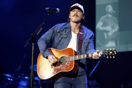 Los aficionados de Alabama reaccionan al concierto de Morgan Wallen en el estadio Bryant-Denny.