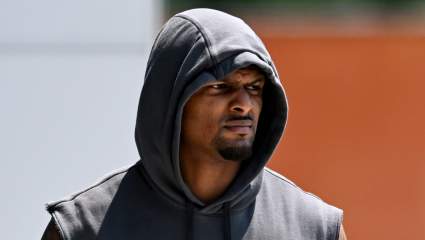 El mariscal de campo de los Browns, Deshaun Watson, se pone a trabajar con el receptor abierto número 1.