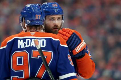 Los Oilers anuncian noticias preocupantes sobre lesiones tras ganar el primer partido de los playoffs.