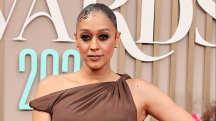 Tia Mowry deslumbra con un vestido de encaje negro y sus fans no paran de elogiarlo.
