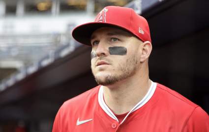 La estrella de la MLB, Mike Trout, anuncia noticias extradeportivas antes del partido entre los Angels y los Royals.