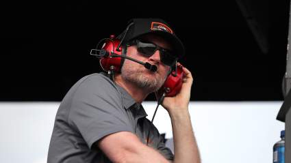 Dale Earnhardt Jr. muestra su desacuerdo con la propuesta de NASCAR sobre los coches eléctricos.