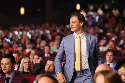 James Hagens, de los Bruins, impresionó en su debut en la NHL el domingo.