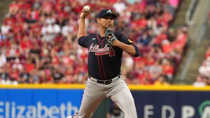 Los Bravos cortan a Carlos Carrasco, pero conservan al prometedor lanzador novato.