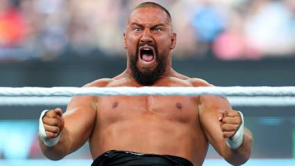 El hijo de un miembro del Salón de la Fama de la WWE se une a un equipo de la NFL como agente libre no drafteado.