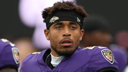 El exjugador estrella de los Ravens atribuye sus problemas en el campo a "luchas internas".