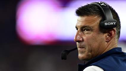 Mike Vrabel, de los Patriots, reaparece tras su ausencia en el Draft.