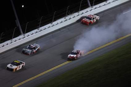 La carrera de NASCAR en Kansas Speedway se torna caótica rápidamente para Carson Kvapil tras el accidente en la segunda vuelta.