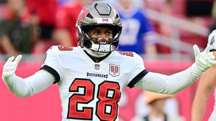 El ex safety de los Bucs, Shilo Sanders, insulta a una reportera del Salón de la Fama.