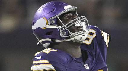 El talentoso jugador, conocido por su capacidad para crear jugadas, firma contrato con los Vikings antes del Draft de 2026.