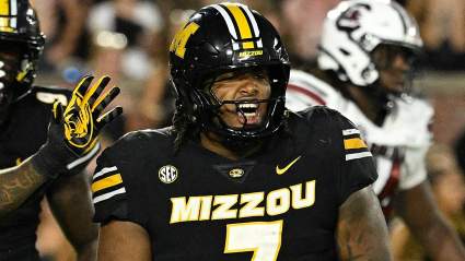 Los Broncos analizan más de cerca a la estrella de la SEC, de 1,93 metros y 142 kilos.