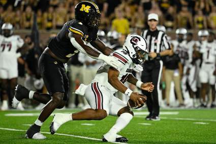 Los Falcons se reúnen con un ala defensiva de 1,98 metros y 118 kilos como posible reemplazo de James Pearce Jr. antes del Draft de la NFL.