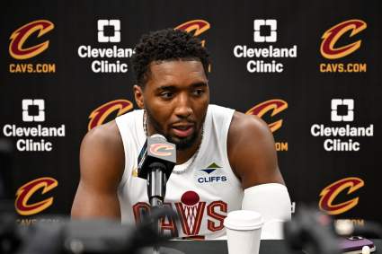 Los Cleveland Cavaliers anuncian la llegada de Donovan Mitchell antes del partido contra los Hawks.