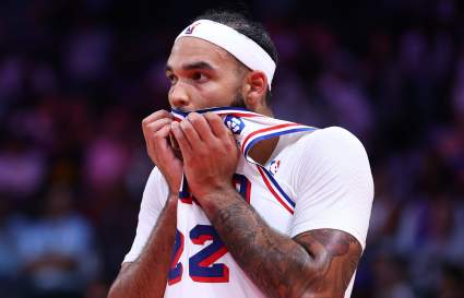 El novato de los 76ers anuncia noticias personales antes del partido contra los Rockets.