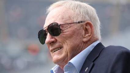 Jerry Jones, de los Cowboys, le da malas noticias al líder en capturas de mariscal de campo.