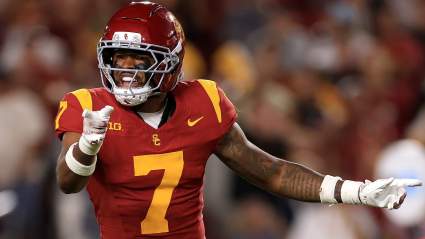 Los Texans seleccionan al versátil exjugador de USC en el tercer día del Draft.
