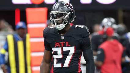El safety de los Falcons, Jesse Bates III, da su opinión sobre la situación de James Pearce.