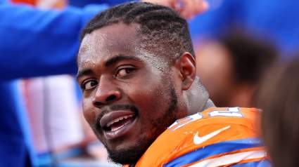 El jugador polivalente firma contrato con los Broncos antes del draft.