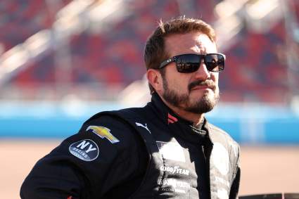 Los fanáticos de NASCAR reaccionan a la publicación sorpresa de JJ Yeley sobre su retiro.