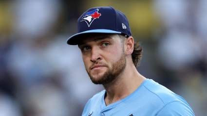 La estrella de los Blue Jays, Trey Yesavage, es criticado por su postura al firmar autógrafos.