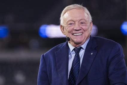 Jerry Jones, de los Cowboys, enfrenta críticas por comentarios sobre el agente de George Pickens.