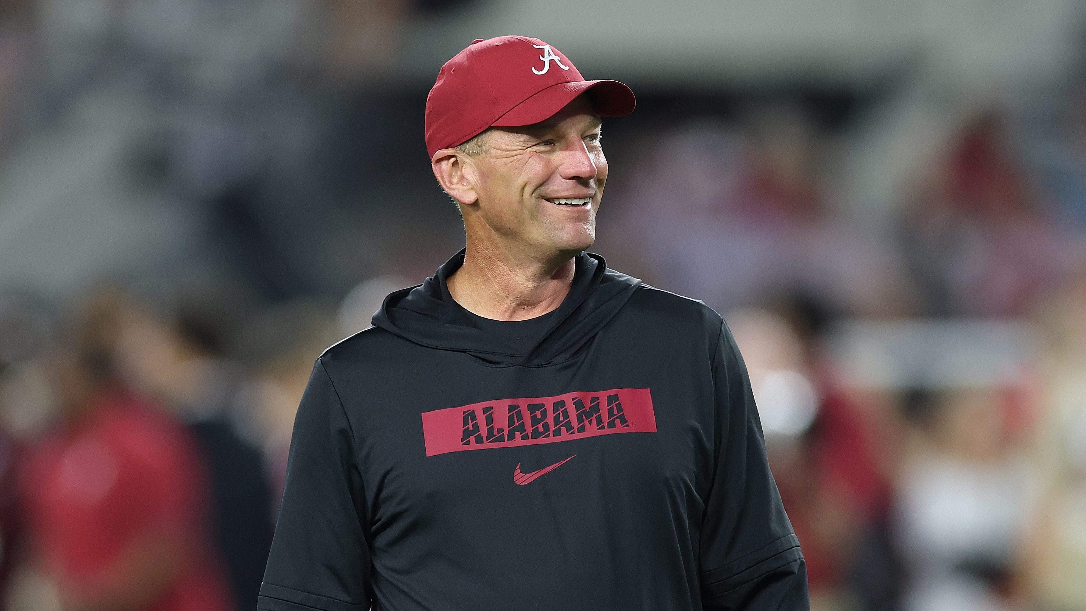 El equipo de fútbol americano de Alabama busca con ahínco a un linebacker de cuatro estrellas con vínculos con un rival de la SEC.