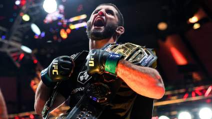 Islam Makhachev insinúa un cambio de planes para la fecha de su primera defensa del título de 170 libras.