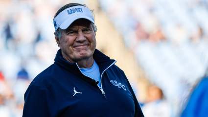 Bill Belichick se vuelve viral por una sorprendente decisión de entrenador en un partido de béisbol.