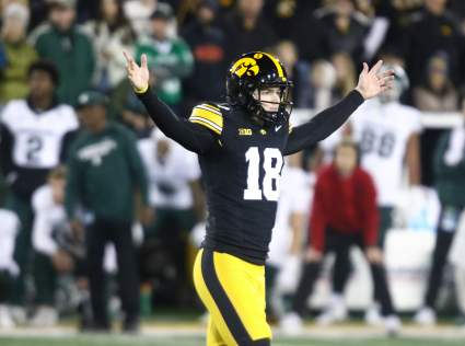 Los Commanders fichan al prolífico pateador de Iowa, Drew Stevens, tras una invitación inicial al minicampamento.
