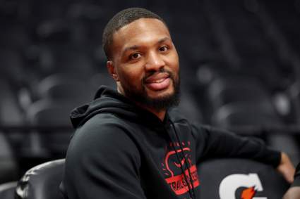 Los Portland Trail Blazers anuncian la llegada de Damian Lillard antes del partido contra los Spurs.