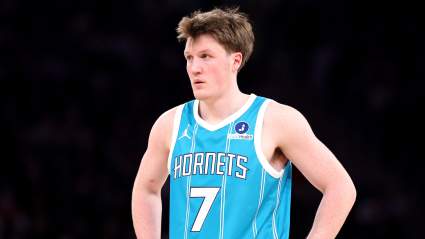 Kon Knueppel recibe malas noticias tras ser relegado al banquillo en el partido de desempate entre los Hornets y el Heat.