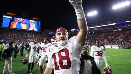Estrellas del fútbol americano de Alabama toman Talladega y firman una pista en un momento único de NIL (Número de Licencia de Jugador).