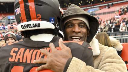 Deion Sanders opina sobre la situación del mariscal de campo de los Browns.