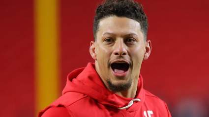 El mariscal de campo de los Chiefs, Patrick Mahomes, celebra una noticia histórica de la temporada baja.