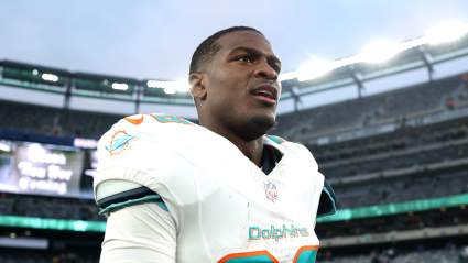Los Dolphins incorporan a un corredor con 1700 yardas en medio de la incertidumbre contractual de De'Von Achane.