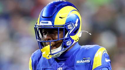 Un receptor versátil y un liniero ofensivo de confianza firman contratos con los Rams antes del Draft de 2026.